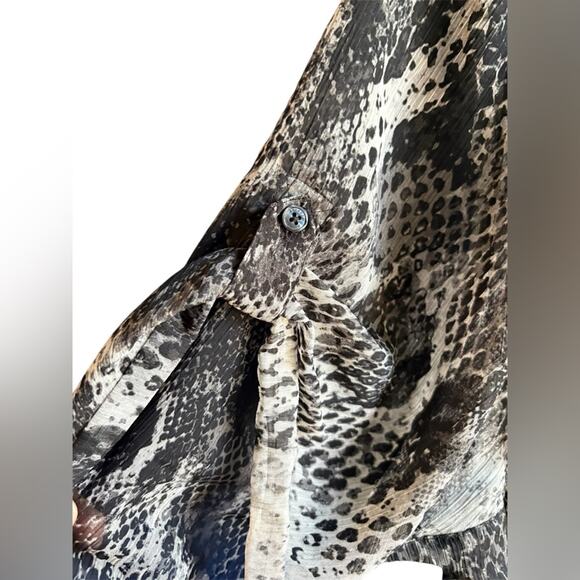 Express Black and Gray Graphic 3/4 Sleeve Blouse size XS - Picture 3 of 10